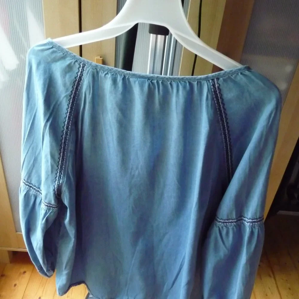 KNOX ROSE LIGHT BLUE SHAMBRAY WITH  EMBROIDERY AND BELL SLEEVE BLOUSE SIZE LARGE - Picture 2 of 4